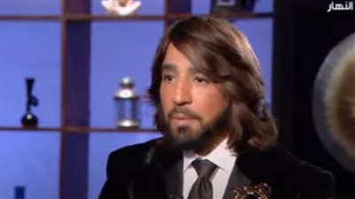 فستان ليلى علوي مسروق من تصميم عالمي.. هاني البحيري يرد (فيديو)