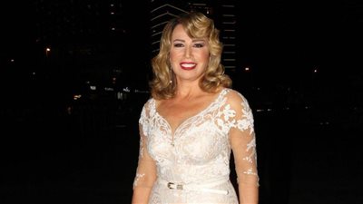 بإطلالة جريئة.. إيناس الدغيدي تخرج عن المألوف بعرض أزياء إيلي صعب