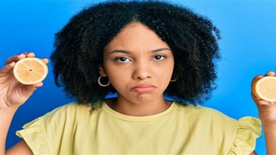 أبرزها تحفيز الإصابة بالبهاق.. أضرار استخدام الليمون على البشرة