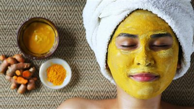 طريقة عمل ماسك دقيق الأرز بالكركم لتفتيح البشرة