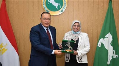 محافظ الشرقية يُكرم مديرة المديرية المالية ويمنحها شعار المحافظة