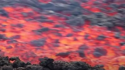 تجري كالأنهار.. مشاهد قريبة من حمم بركان لا بالما (فيديو)