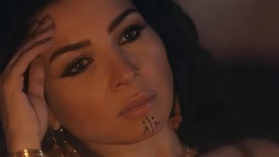 صور بـ لوك العايقة.. هكذا تفاعل الجمهور مع مى عز الدين في 