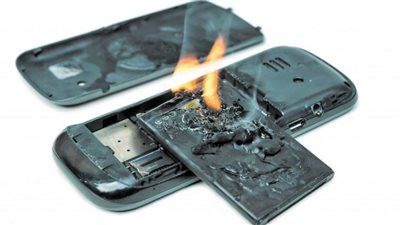 5 أسباب شائعة لاشتعال بطارية الهاتف المحمول