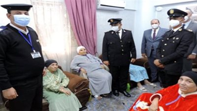صور.. وفود من ضباط وضابطات الشرطة فى زيارة لدور رعاية المسنات بالمحافظات