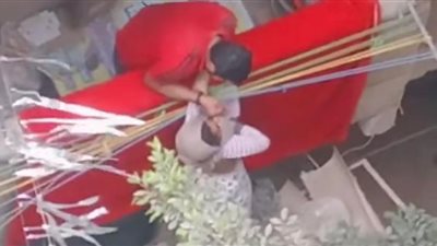 (فيديو مُرعب) أب يرمي ابنته من البلكونة بحجة تربيتها والجيران تتدخل لإنقاذها