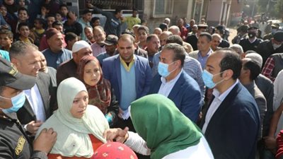 محافظ المنوفية يلتقي أهالى قرية شنوان ويأمر بصرف مساعدات مالية عاجلة