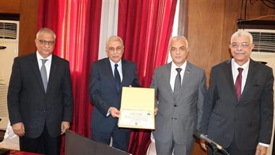 مجلس جامعة المنوفية يكرم أمين عام الجامعة