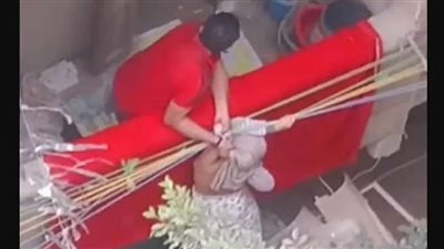 طفلة البلكونة