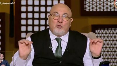 خالد الجندي: ارتداء الأحذية خلال الصلاة في الإسلام جزء من سنن العبادة (فيديو)