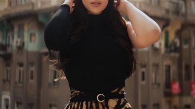 شاهد.. درة تخطف الأنظار بإطلالة رمضانية راقية رفقة زوجها