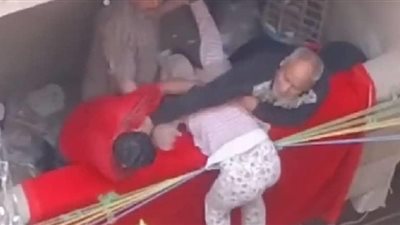 منقذ فتاة البلكونة يكشف مفاجأة: والدها لم يلقها ولولاه لسقطت في الشارع
