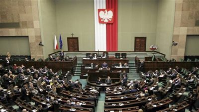 البرلمان البولندي يوافق على قانون حماية الحدود وسط أزمة مهاجرين في بيلاروس