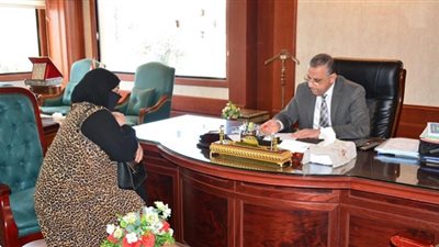 محافظ سوهاج يلتقي عددا من المواطنين لبحث مطالبهم وحل شكواهم