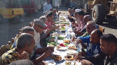 رئيس مدينة سفاجا على مائدة إفطار موظفي الحملة الميكانيكية و عمال النظافة