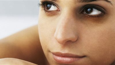 هل قضاء الكثير من الوقت أمام الشاشة سبب ظهور الهالات السوداء.. استشارية عيون تجيب
