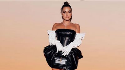 في اليوم الوطني الخمسين للإمارات.. كارن وازن تفاجئ متابعيها بارتدائها الحجاب (صور)