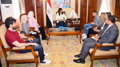 وزيرة الهجرة تستقبل عددًا من الشباب المصريين بأوكرانيا المشاركين في دعم الطلاب والجالية