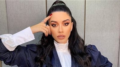 سينتيا خليفة تعتمد الشعر المجعد والمكياج الترابي في أحدث ظهور