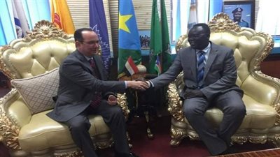 السفير المصري في جوبا يلتقي وزير الداخلية الجنوب سوداني