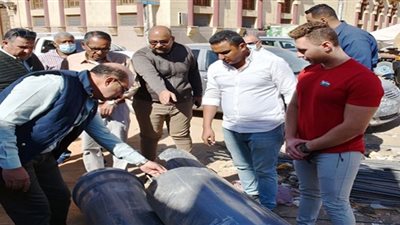 محافظ أسوان يتفقد عدد من الشوارع وحملة لإزالة الإشغالات بالسوق السياحى