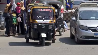 مصرع طفل رضيع تحت عجلات التوك توك في أسيوط