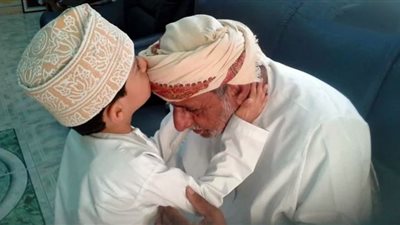 هل يكفّر بر الوالدين الذنوب.. الإفتاء تجيب