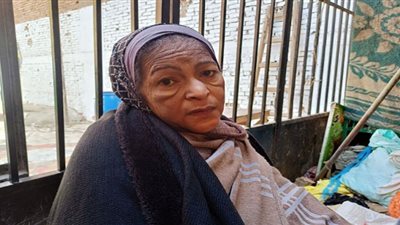 تركها زوجها وابنها بسبب مرضها.. حكاية أم يوسف بائعة الخضار وحرمان ابنتها من التعليم