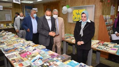 محافظ الشرقية يفتتح معرض بيع الكتب المستعملة بمكتبة مصر العامة