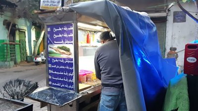 (شاهد) ملك الرنجة.. أول من قدم حواوشي وكريب سمك بمصر