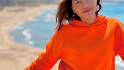 الميني جيب الزاهي يعكس رشاقة منة فضالي