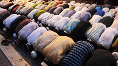 حكم تسوية الصفوف في الصلاة؟