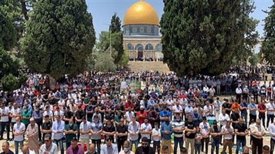 عشرات الآلاف يؤدون صلاة الجمعة بالمسجد الأقصى المبارك