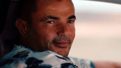 5 إطلالات لعمرو دياب في كليبه الجديد 