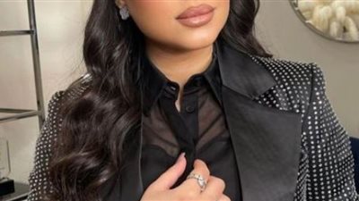 بوسي تبرز ملامحها بأحدث صيحات المكياج ورسم العيون بالكحل الملون (صور)