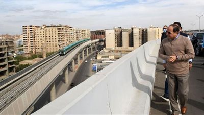السيسي يتفقد سير الأعمال الجارية بعدد من مشروعات شبكة الطرق الجديدة.. صور
