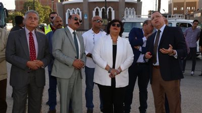 وزيرة الثقافة ومحافظ أسوان يضعان حجر أساس مكتبة مصر العامة