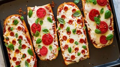 للتجديد.. طريقة عمل بيتزا الدجاج بالخبز الفرنسي