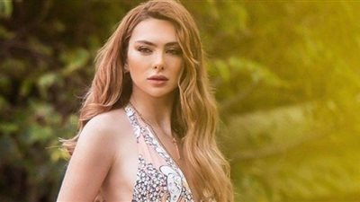 ستيفاني صليبا تتصدر غلاف مجلة ELLE Arabia بفستان زفاف لافت