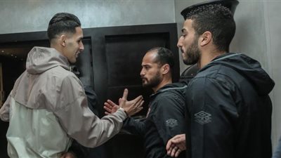 بدر بانون يؤازر لاعبى الاهلى قبل مباراة الرجاء المغربى