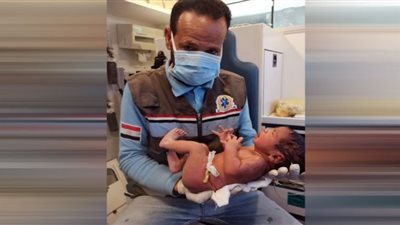 طاقم إسعاف ينقذ حاملًا فاجأتها آلام الوضع بطريق بني سويف الزعفرانة