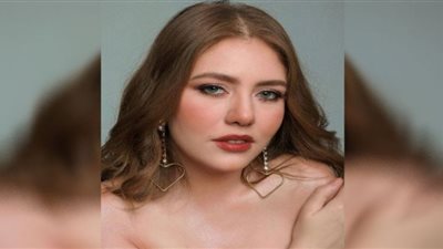 رحمة حسن تحيي أناقة السبعينات بهذه الإطلالة الكلاسيكية