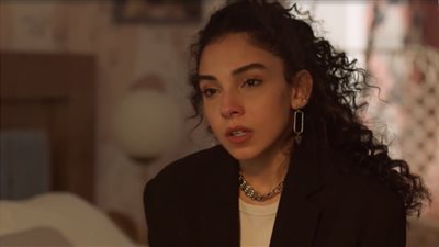 سلمي أبو ضيف ترفض بيع نصيبها من المنزل القديم في راجعين يا هوى