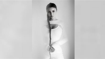 هدى الإتربي تستعرض رشاقتها بظهر مكشوف