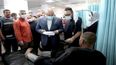 محافظ بني سويف يطمئن على مصابي حادث إنقلاب ميكروباص على الطريق الصحراوي الشرقي