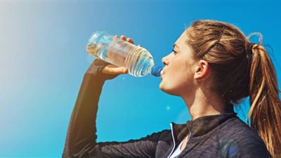 5 فوائد صحية لشرب الماء على معدة فارغة فور الاستيقاظ من النوم