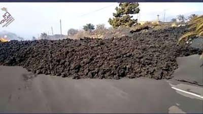 شاهد.. حمم بركان كومبري فييخا تجتاح طرقات جزيرة لابالما