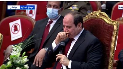 شاهد.. بكاء السيسي بسبب والدة شاب من أصحاب القدرات الخاصة