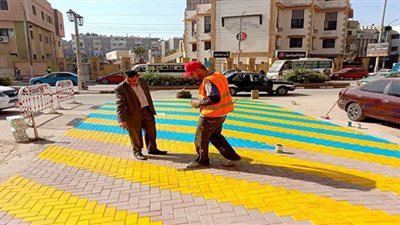 مطبات صناعية بمواصفات قياسية بشوارع سوهاج
