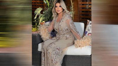 بوسي شلبي تعتمد الأزرق السماوي وتتألق بعباءة رمضانية مكشوفة